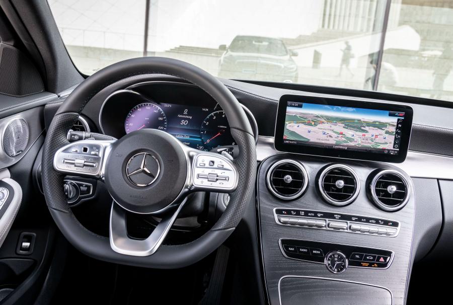 Панель приборов Mercedes-Benz C200 (W205) 2018 года  (WW) (фото 23 из 34)